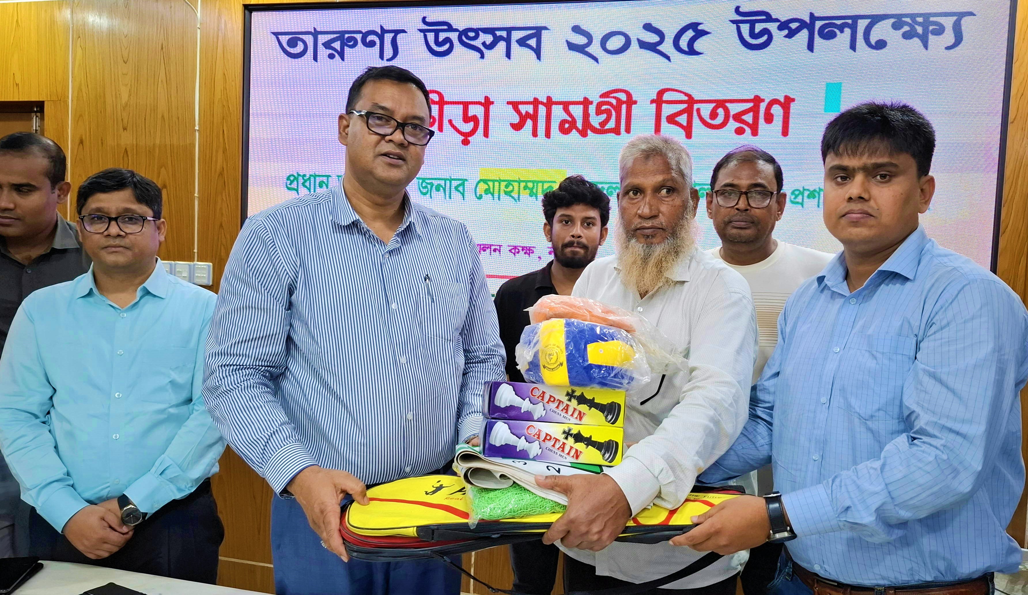 তারুণ্য উৎসব উপলক্ষে নওগাঁয় ক্রীড়া সামগ্রী বিতরণ