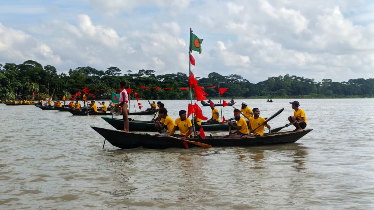 ঝালকাঠির সুগন্ধা নদীতে নৌকা বাইচ অনুষ্ঠিত