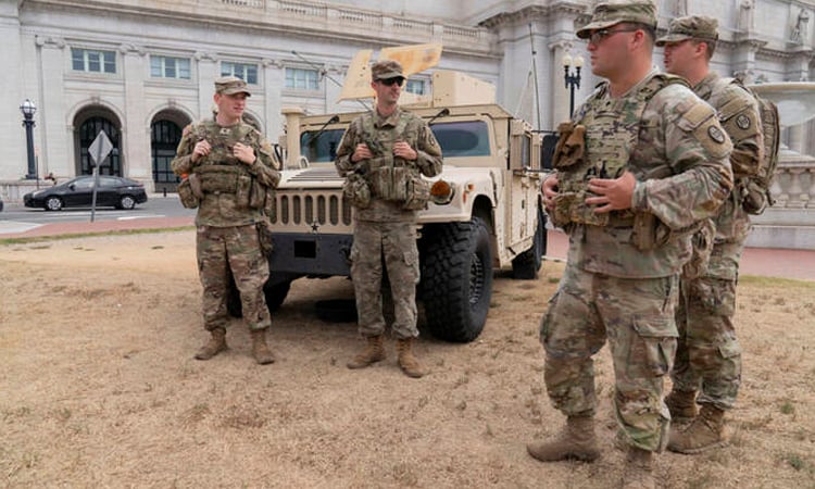 ওয়াশিংটনে অস্ত্র বহন শুরু করেছে ন্যাশনাল গার্ড সৈন্যরা