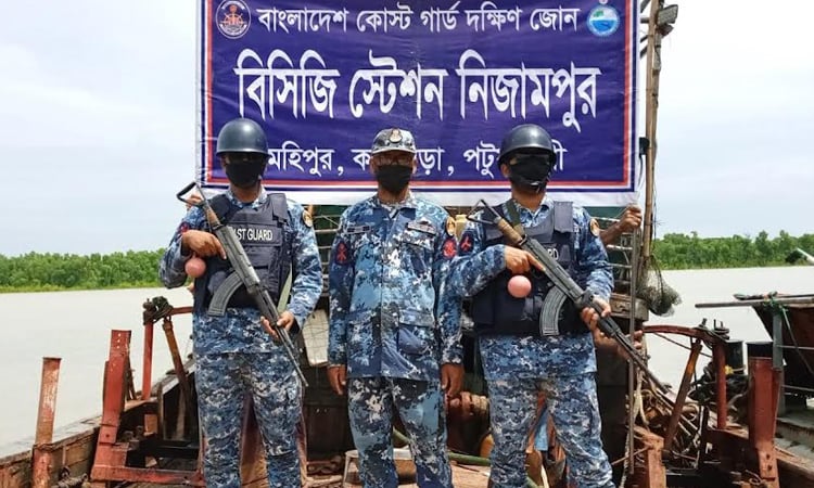 পটুয়াখালীতে তিনটি অবৈধ ট্রলিং বোট জব্দ
