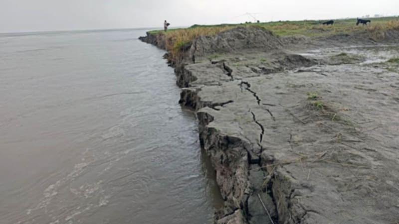 বগুড়ায় যমুনা নদীর পানি কমায় ভাঙ্গন দেখা দিয়েছে