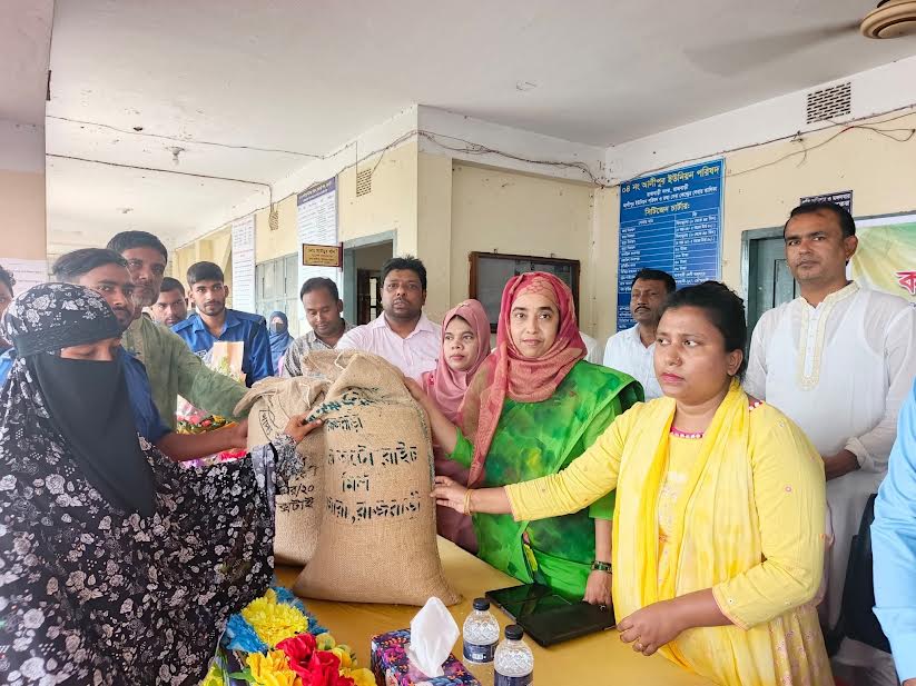 রাজবাড়ীতে উপকারভোগীদের মধ্যে ভিডব্লিউবি কার্ড বিতরণ 