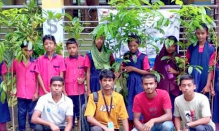 গাইবান্ধায় শিক্ষার্থীদের মধ্যে চারা বিতরণ 