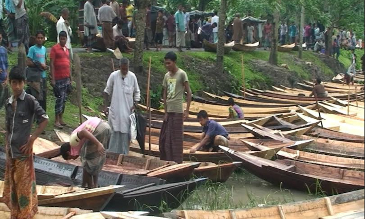 পিরোজপুরের শত বছরের পুরনো ভাসমান নৌকার হাটে সম্ভাবনার ঢেউ