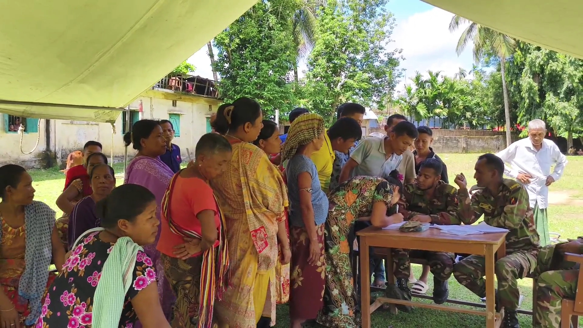 খাগড়াছড়িতে সেনাবাহিনীর চিকিৎসা সেবা ও ওষুধ বিতরণ