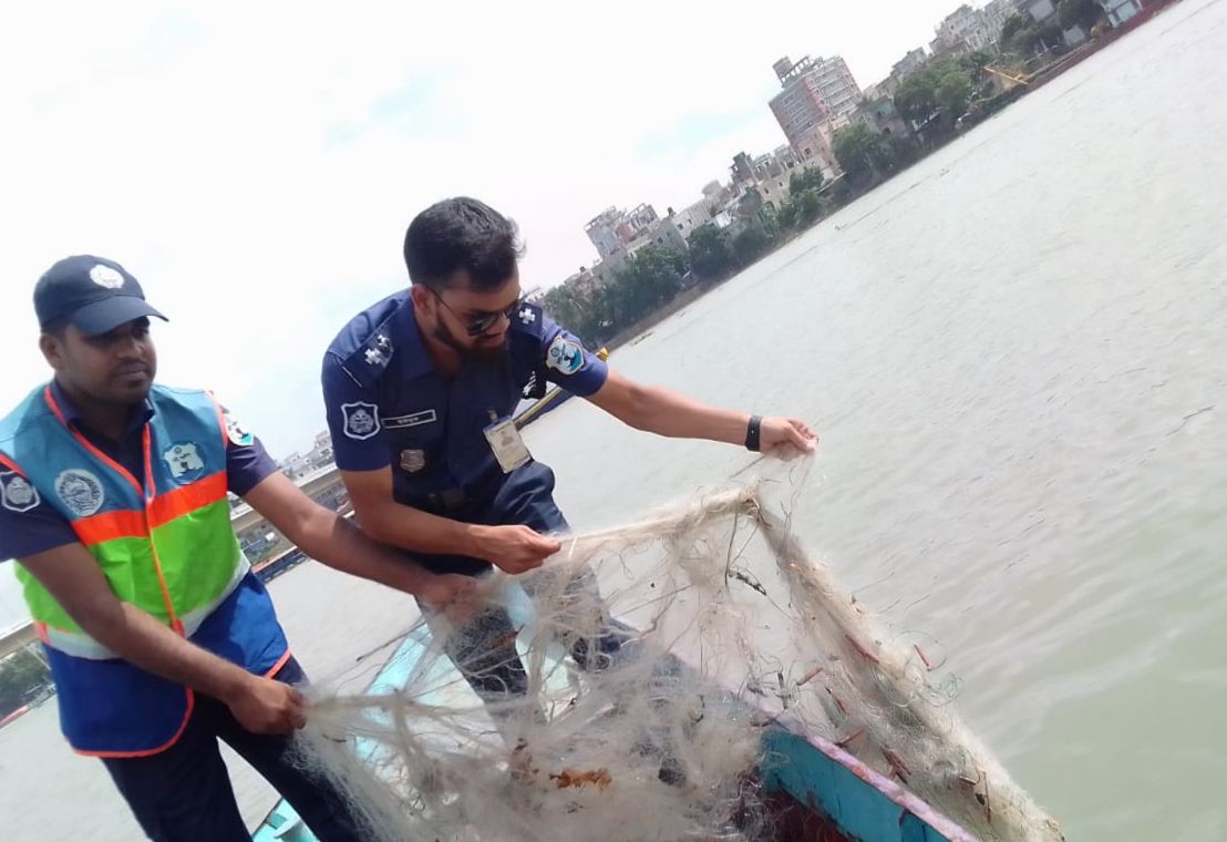 নৌ পুলিশের অভিযানে বিপুল পরিমাণ নিষিদ্ধ জাল ও মাছ উদ্ধার, আটক ৩১৫