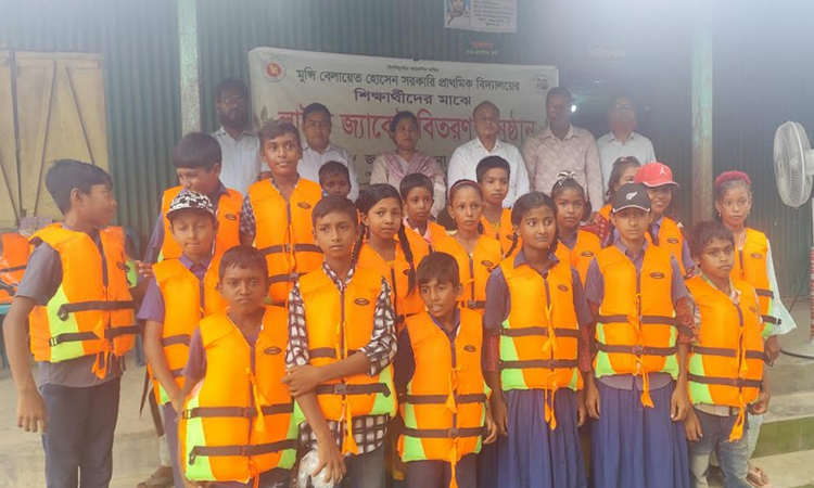 রাজবাড়ীতে নদীপারের শিক্ষার্থীদের লাইফ জ্যাকেট বিতরণ