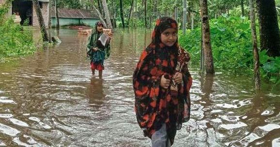 খুলনার ডুমুরিয়া উপজেলায় জলাবদ্ধতা, হাজার হাজার মানুষ পানিবন্দী