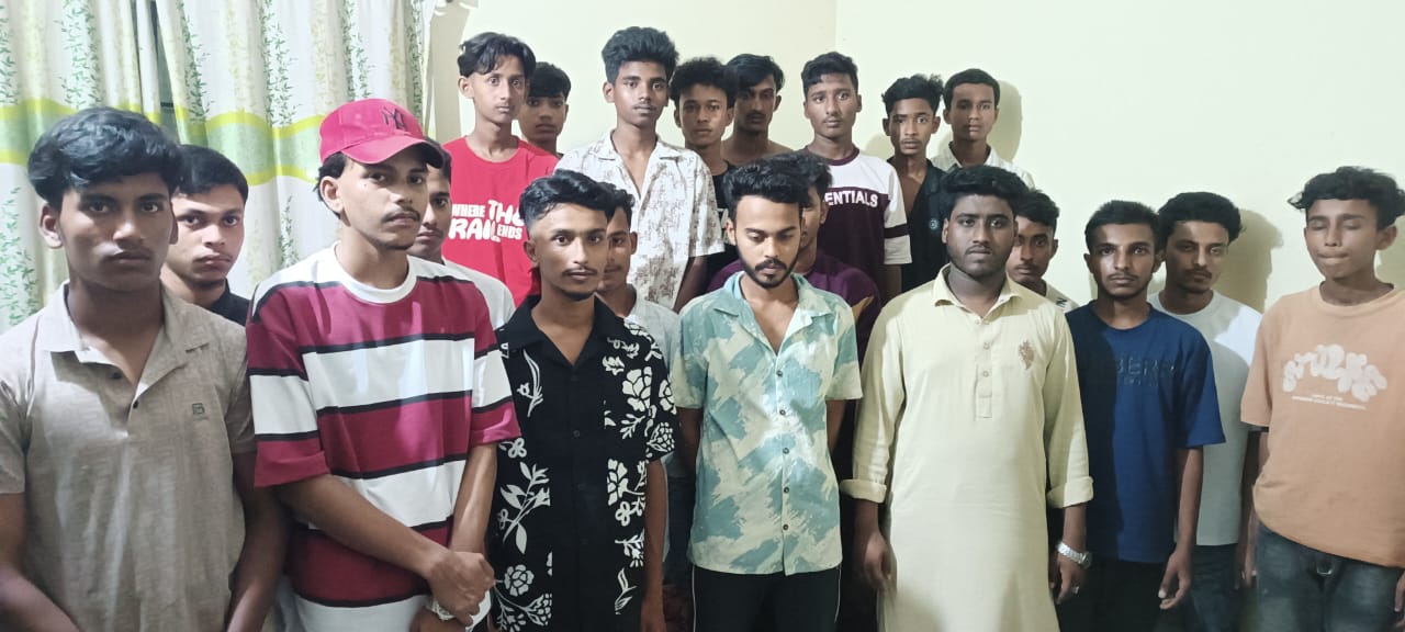 কুমিল্লায় বিপুল পরিমাণ অস্ত্রসহ কিশোর গ্যাংয়ের ২১ সদস্য আটক