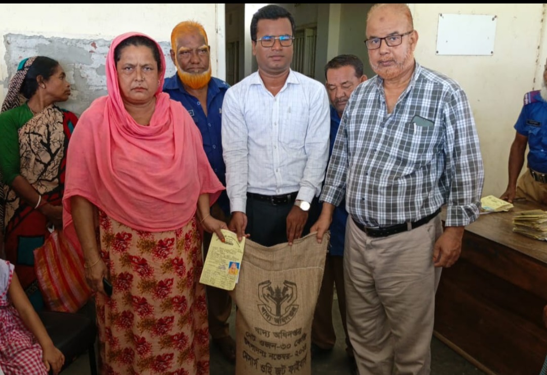 দিনাজপুরের ফুলবাড়ীতে খাদ্যবান্ধব কর্মসূচির চাল বিতরণের উদ্বোধন