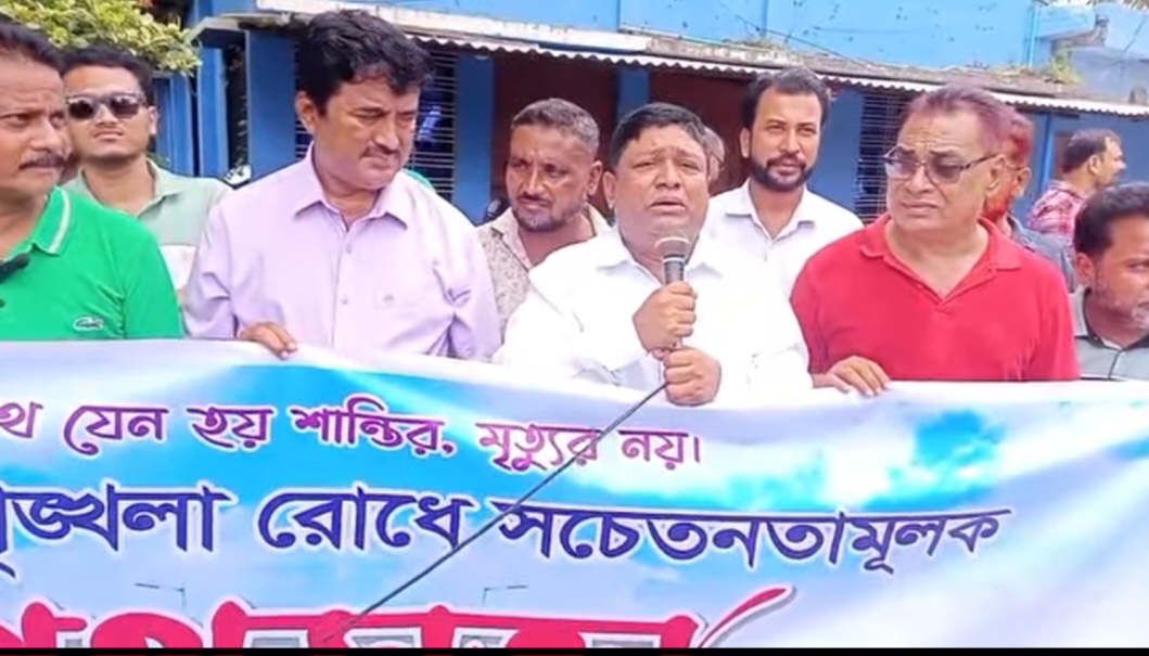 কুষ্টিয়ায় নিরাপদ সড়ক দাবিতে লিফলেট বিতরণ