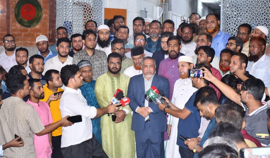 ভিপি নূরের শয্যাপাশে ডা. তাহেরসহ জামায়াত নেতৃবৃন্দ