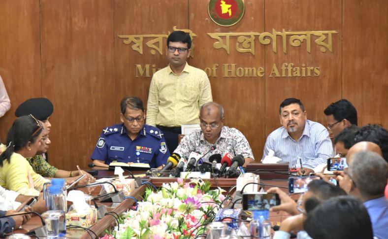 অন্তর্বর্তী সরকারের সময়ে ১,৬০৪ সড়ক অবরোধ হয়েছে : স্বরাষ্ট্র উপদেষ্টা