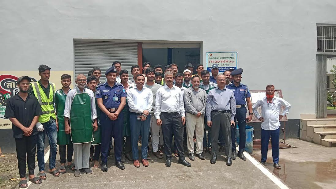 মনোহরদী কারিগরি প্রশিক্ষণ কেন্দ্র পরিদর্শন করলেন আইন উপদেষ্টা 