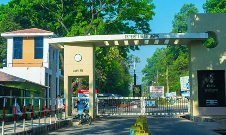 চট্টগ্রাম বিশ্ববিদ্যালয়ে শিক্ষার্থীদের সাথে স্থানীয়দের সংঘর্ষে  ৬০ জন আহত: সব পরীক্ষা স্থগিত