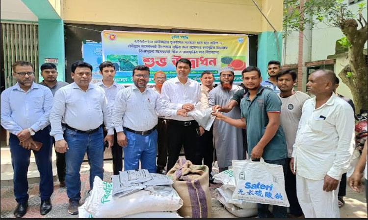 চুয়াডাঙ্গায় বিনামূল্যে মাষকলাই বীজ ও সার বিতরণ