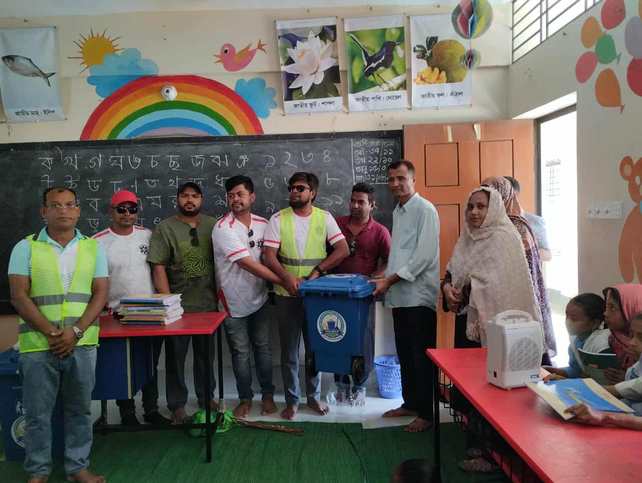 চাঁদপুরে শিক্ষার্থীদের মাঝে শিক্ষা উপকরণ ও ডাস্টবিন বিতরণ 