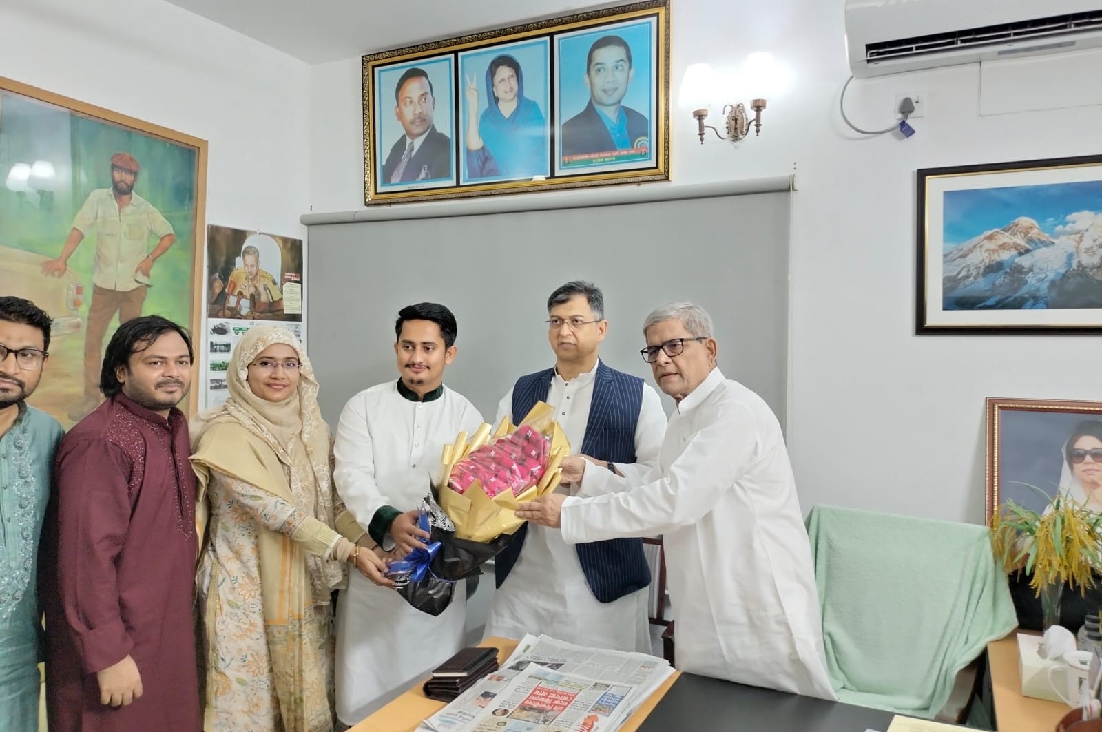 প্রতিষ্ঠাবার্ষিকী উপলক্ষে বিএনপি’কে ফুলেল শুভেচ্ছা জানালো এনসিপি