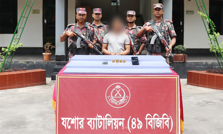 যশোরে স্বর্ণের বারসহ কারবারি আটক