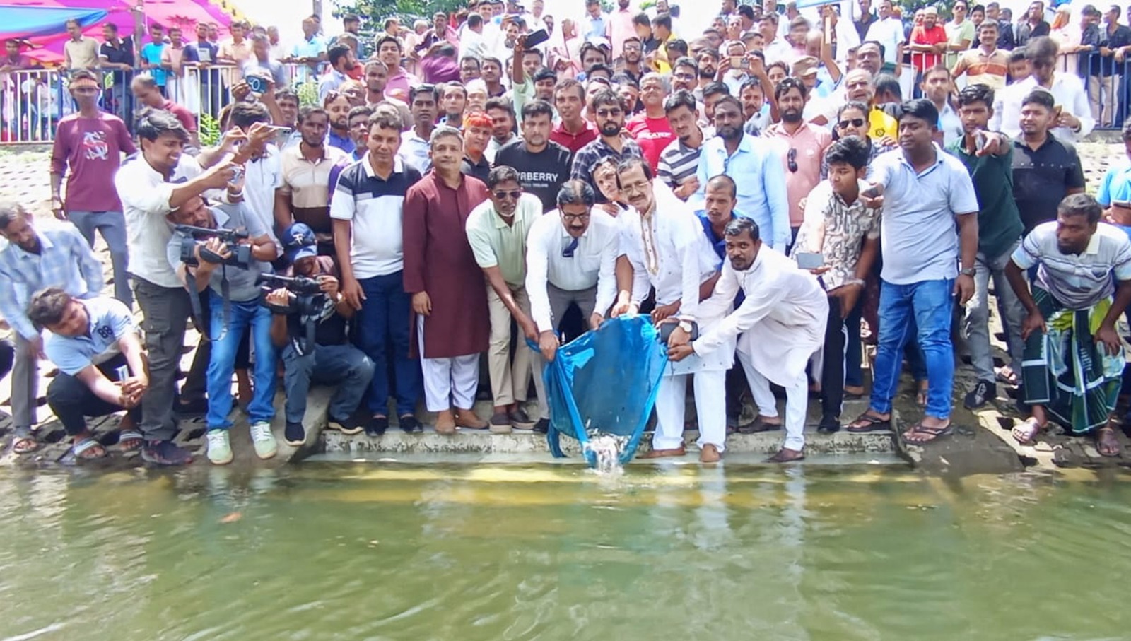 বিএনপির প্রতিষ্ঠাবার্ষিকী উপলক্ষে ভৈরব নদে মাছের পোনা অবমুক্ত 