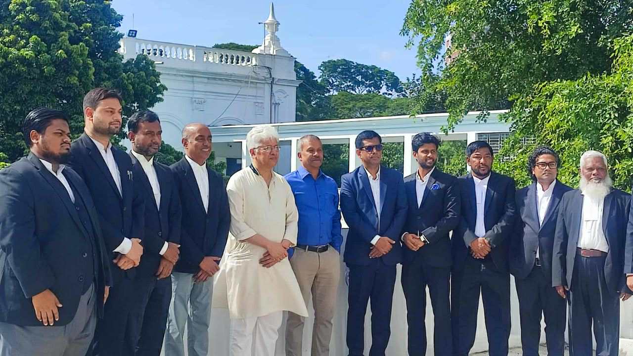 গণপূর্ত উপদেষ্টাকে সঙ্গে নিয়ে ট্রাইব্যুনাল পরিদর্শনে যান আইন উপদেষ্টা, সেসময় আন্তর্জাতিক অপরাধ ট্রাইব্যুনালের প্রসিকিউরটররা উপস্থিত ছিলেন। ছবি: বাসস
