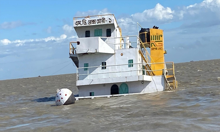 ভোলার মেঘনায় ডুবে যাওয়া কাঁচামালবাহী জাহাজ চারদিনেও উদ্ধার হয়নি