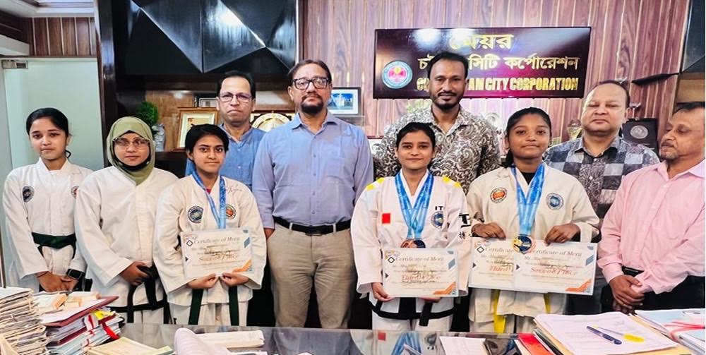 চসিক মেয়রের সাথে আন্তর্জাতিক প্রতিযোগিতায় সাফল্য অর্জনকারী ৩ শিক্ষার্থীর সাক্ষাৎ