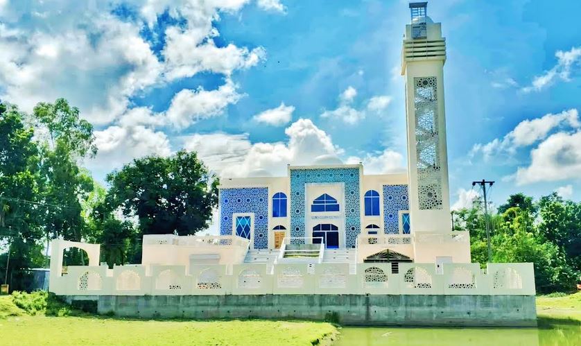 মডেল মসজিদের নির্মাণ কাজ অসম্পূর্ণ, নামাজ পড়তে পারছেন না মুসল্লিরা