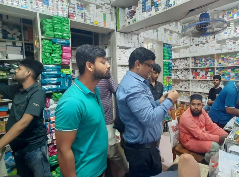 চুয়াডাঙ্গায় দুই ফার্মেসিকে জরিমানা