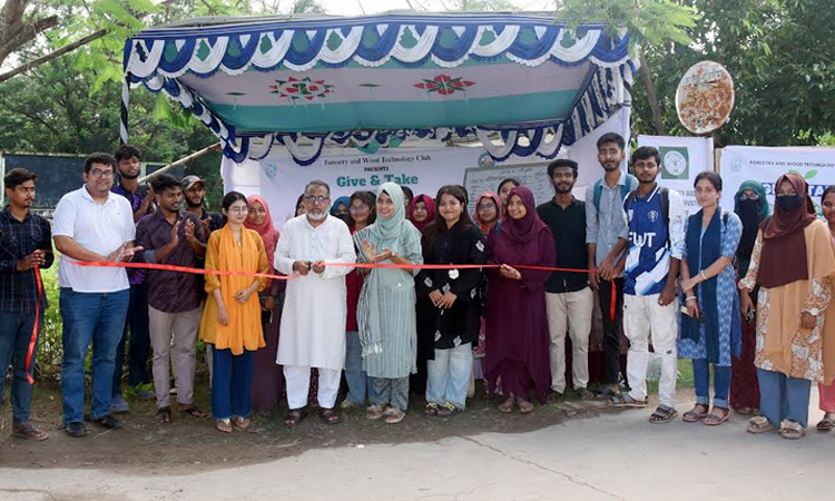 খুবিতে প্লাস্টিকের বোতলের বিনিময়ে চারা বিতরণ