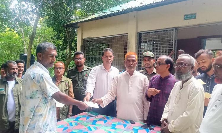 শেরপুরে বন্য হাতির আক্রমণে ক্ষতিগ্রস্তদের মাঝে চেক বিতরণ