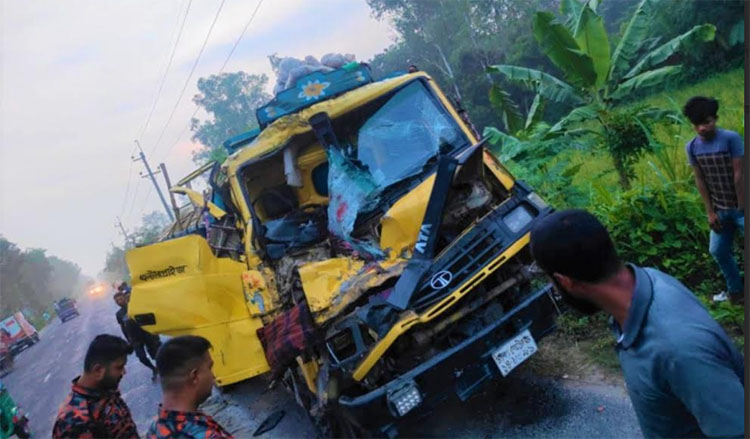 নওগাঁয় সড়ক দুর্ঘটনায় ট্রাকচালক নিহত