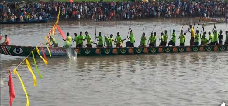 শেরপুরের কামারের চরে ঐতিহ্যবাহী নৌকাবাইচ প্রতিযোগিতা অনুষ্ঠিত