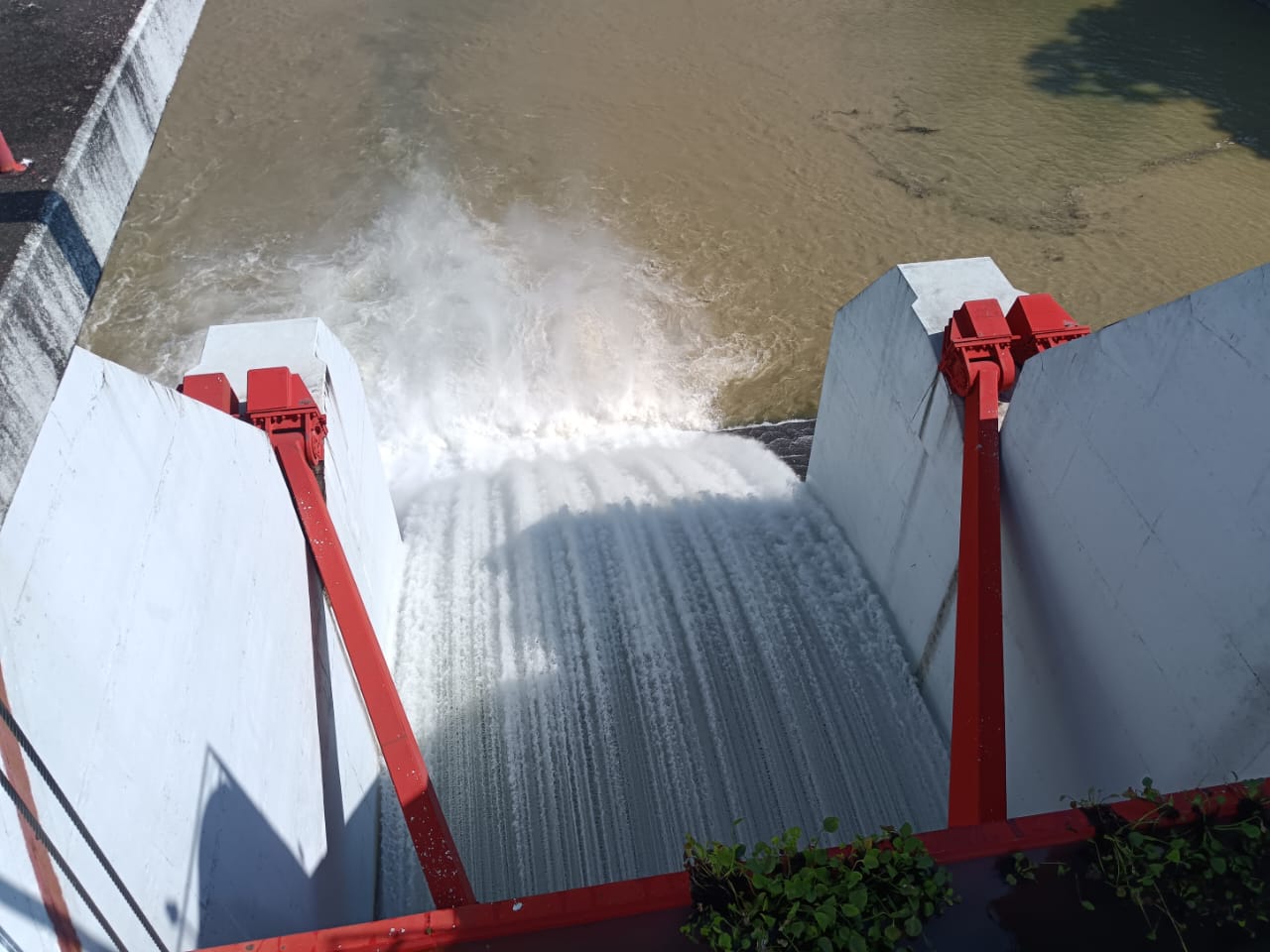 কর্ণফুলী পানি বিদ্যুৎ কেন্দ্রের ১৬ টি জলকপাট আবারও খুলে দেয়া হয়েছে 