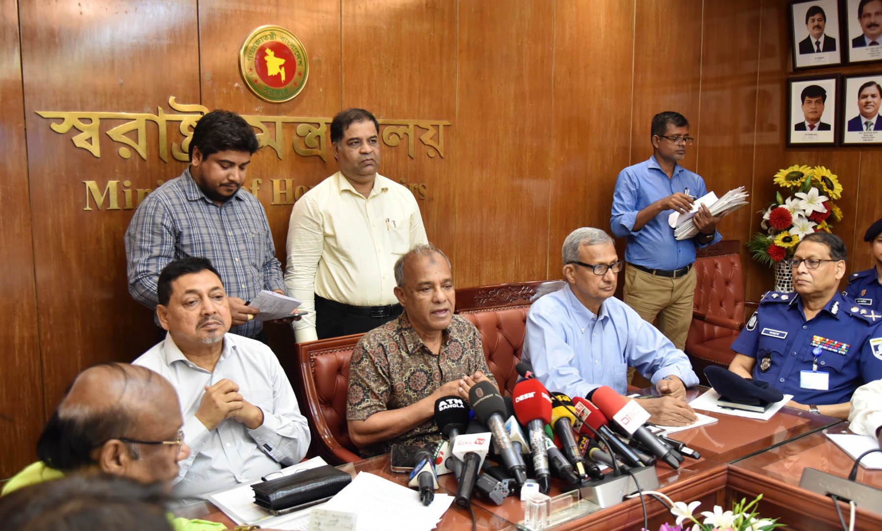 পূজামণ্ডপের নিরাপত্তায় আইন-শৃঙ্খলা বাহিনীর বিপুল সংখ্যক সদস্য মোতায়েন থাকবে: স্বরাষ্ট্র উপদেষ্টা