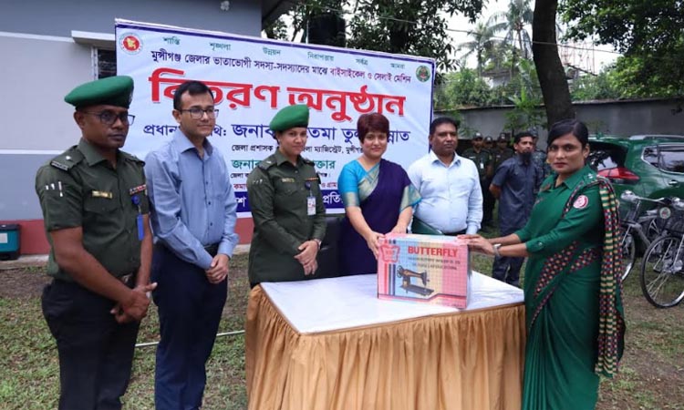 মুন্সীগঞ্জে প্রশিক্ষণ সমাপনীতে সেলাই মেশিন বিতরণ