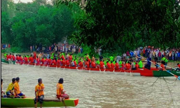 এলেংজানী নদীতে ঐতিহ্যবাহী নৌকাবাইচ অনুষ্ঠিত