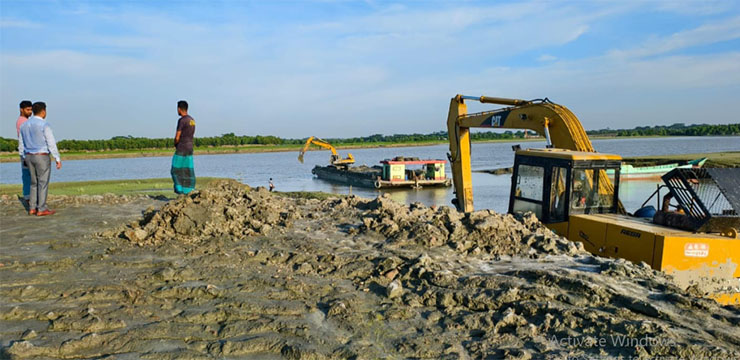 পটুয়াখালীতে অবৈধভাবে মাটি কাটায় জরিমানা