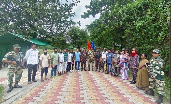 চুয়াডাঙ্গায় সীমান্ত দিয়ে  ১২ বাংলাদেশি নাগরিককে হস্তান্তর করল বিএসএফ