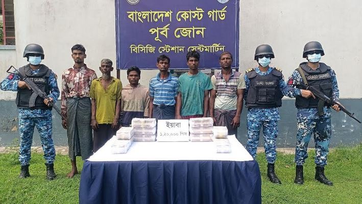 সেন্টমার্টিনে কোস্ট গার্ডের অভিযানে ৬ কোটি টাকার ইয়াবাসহ ৬ পাচারকারী আটক