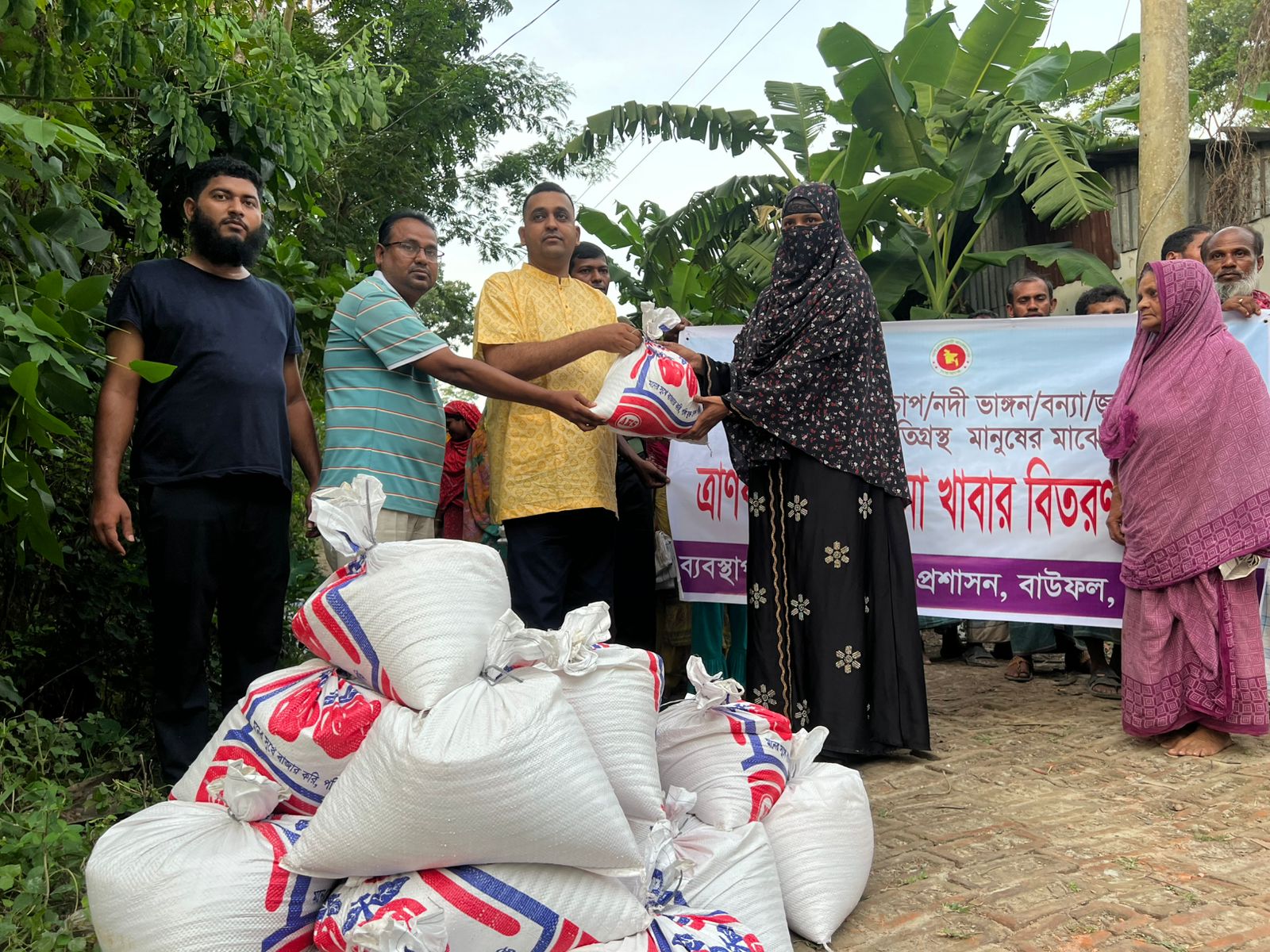 পটুয়াখালীতে শতাধিক অসহায়দের মাঝে ত্রাণ বিতরণ 