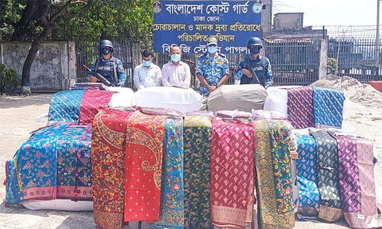 নারায়ণগঞ্জে কোস্ট গার্ডের অভিযানে ৫ কোটি টাকার ভারতীয় শাড়ি জব্দ
