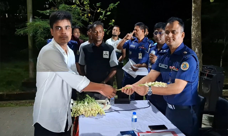 পটুয়াখালীতে মাত্র ১২০ টাকায় পুলিশে চাকরি পেল ২১ জন