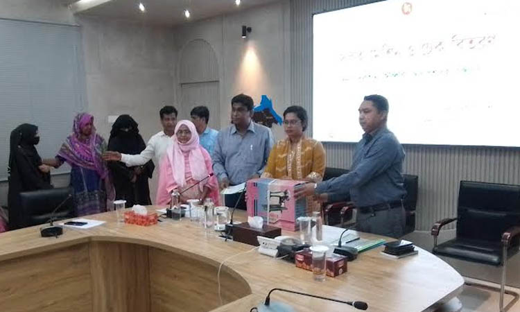মহিলা অধিদফতরের উদ্যোগে সেলাই মেশিন ও চেক বিতরণ