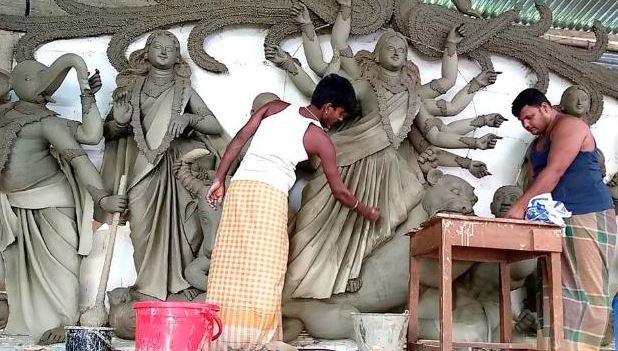 দুর্গাপূজা সামনে রেখে খুলনায় ব্যস্ত সময় কাটাচ্ছেন প্রতিমা শিল্পীরা