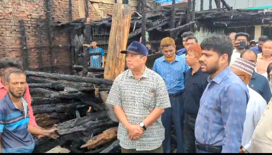 লংগদুতে অগ্নিকাণ্ডে ক্ষতিগ্রস্ত বাজার পরিদর্শন ও বন্যার্তদের সহায়তা