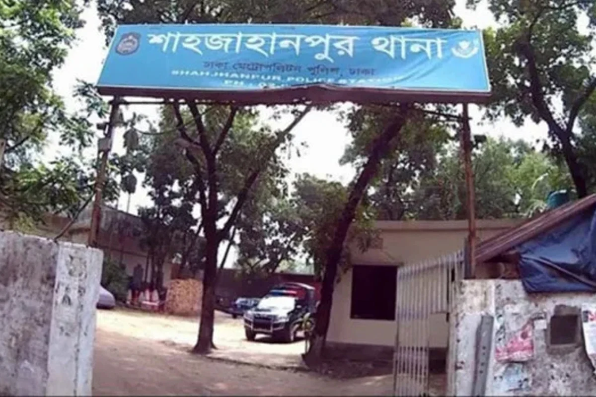 রাজধানীতে কুড়িয়ে পাওয়া ৫০ হাজার টাকা মালিককে ফিরিয়ে দিলেন এসআই