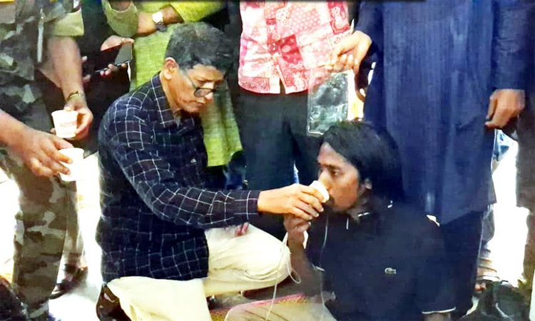 ৫২ ঘণ্টা পর চবি’র ৯ শিক্ষার্থীর অনশন ভাঙালেন উপাচার্য