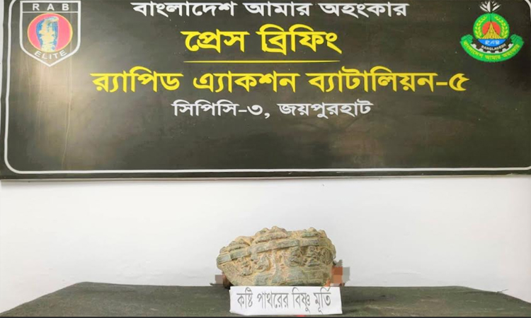 নওগাঁয় কষ্টি পাথরের বিষ্ণুমূর্তি উদ্ধার