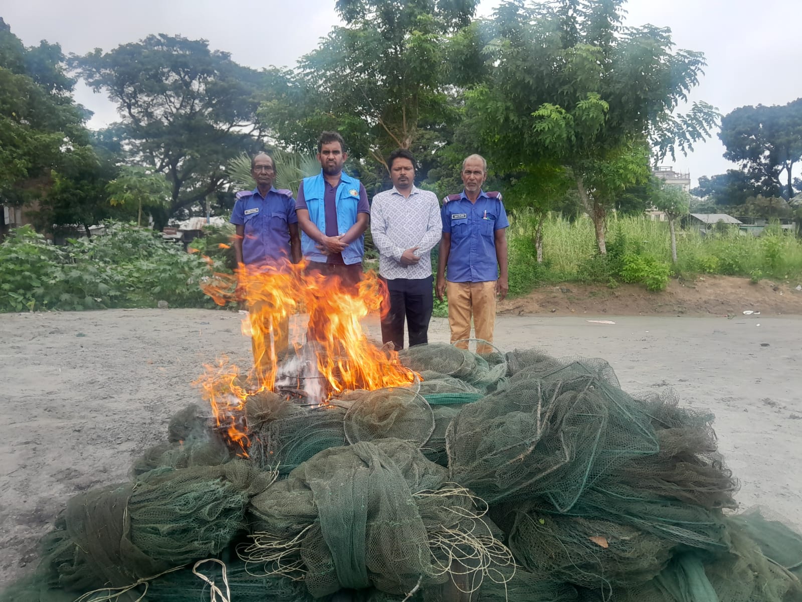 মুন্সীগঞ্জে অবৈধ চায়না দুয়ারী জাল জব্দ